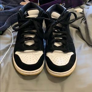 Nike dunk mid black and white